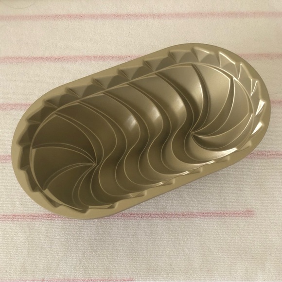 Nordic Ware Heritage Loaf Cake baking pan - Picture 3 of 9